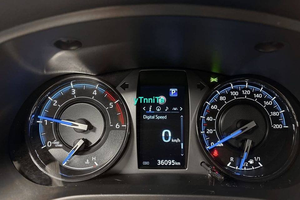 Toyota HiLux double cabine 2.8 SR+ Invincible X 35" Arctic Trucks – Image 18