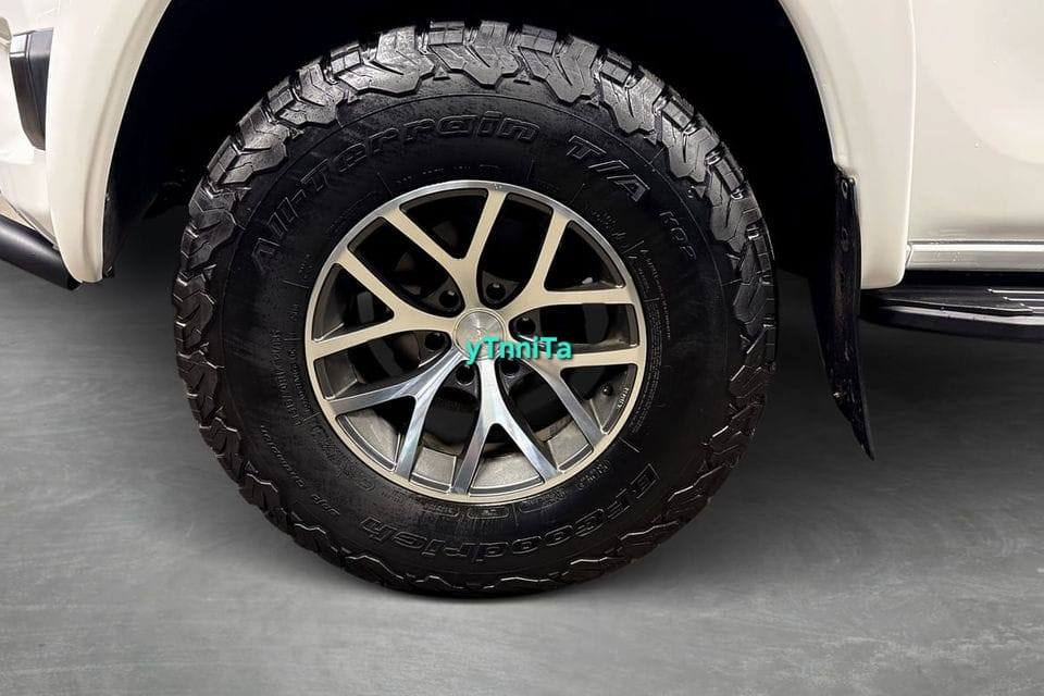 Toyota HiLux double cabine 2.8 SR+ Invincible X 35" Arctic Trucks – Image 10