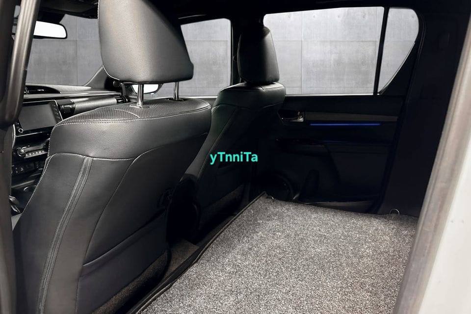 Toyota HiLux double cabine 2.8 SR+ Invincible X 35" Arctic Trucks – Image 13