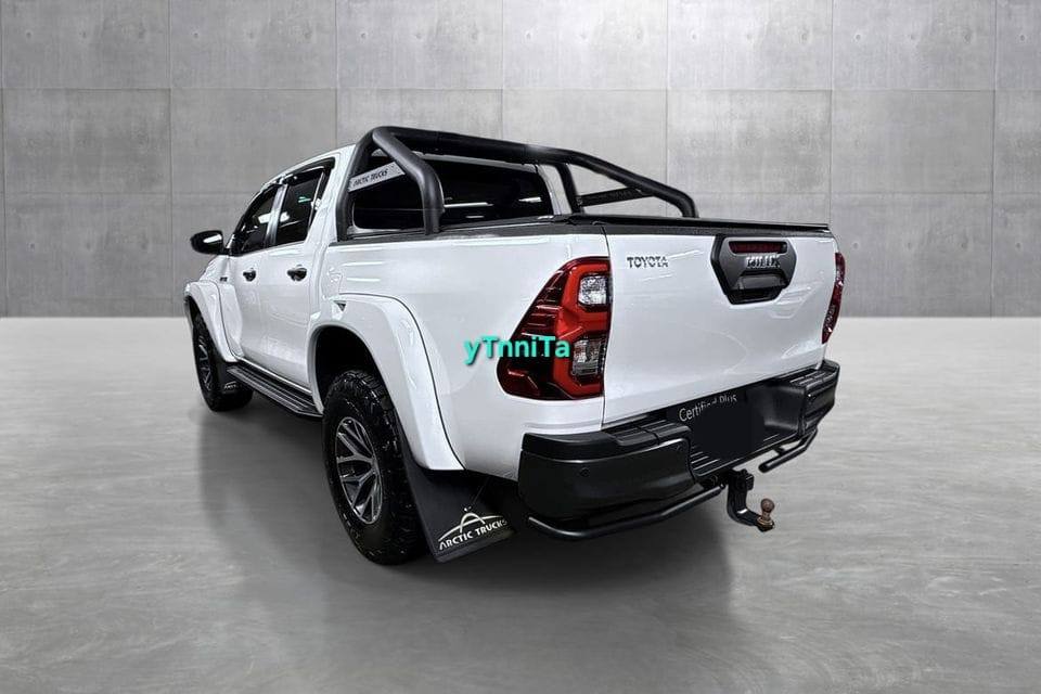 Toyota HiLux double cabine 2.8 SR+ Invincible X 35" Arctic Trucks – Image 5