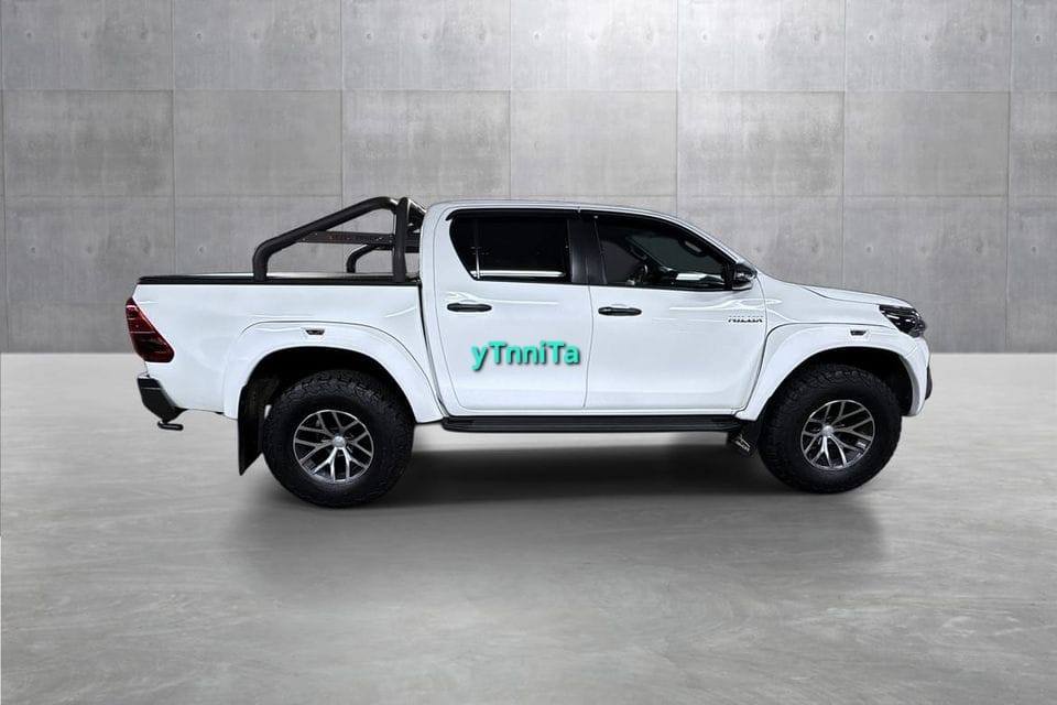 Toyota HiLux double cabine 2.8 SR+ Invincible X 35" Arctic Trucks – Image 3